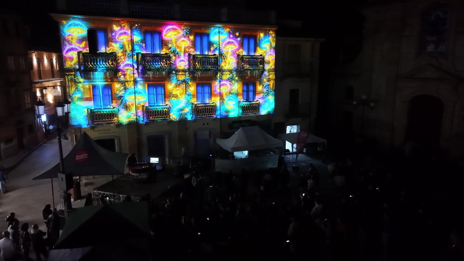 La facciata illuminata durante la proiezione reale della Festa del Fungo a Serra San Bruno